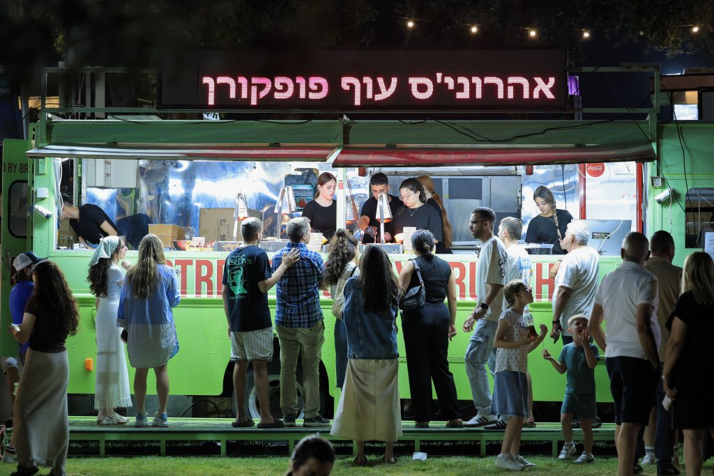 Food Trucks and Market Stalls: How Street Food Culture Is Reshaping Israel’s Eating Habits